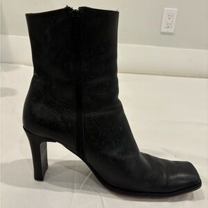 Charles David woman’s size 8.5 blackl square toe ankle boots
